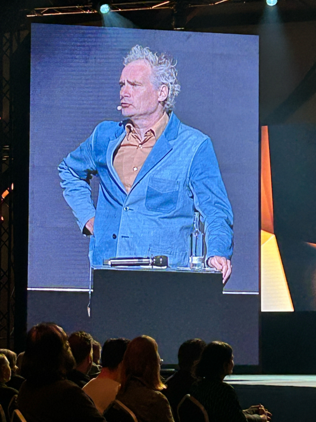Johan Kramer hält Laudatio auf Kerstin und Guido Heffels